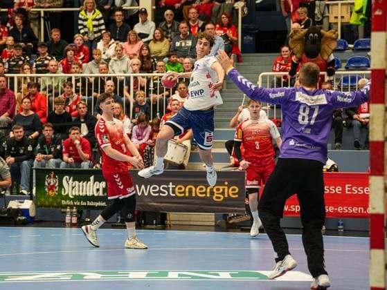 Nils Fuhrmann 1 VFL Potsdam, 27 vs Dominik Plaue TuSEM Essen, 87 TuSEM Essen vs 1 VfL Potsdam, Handball, 2 Bundesliga, Matchday 11, Season 2025 2026, 15 11 2025 TuSEM Essen vs 1 VfL Potsdam, Handball, 2 Bundesliga, Matchday 11, Season 2025 2026, 15 11 2025 Essen Copyright: xEibner-Pressefoto DamianxKruczynx EP_DKI