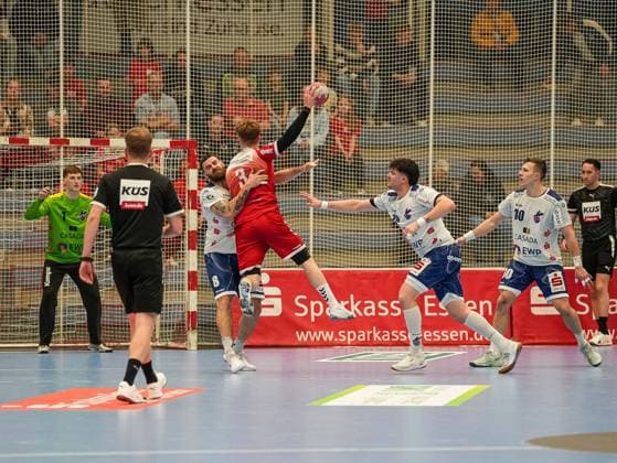 Felix Mart TuSEM Essen, 03 in duel against Davide Bulzamini 1 VFL Potsdam, 08 TuSEM Essen vs 1 VfL Potsdam, Handball, 2 Bundesliga, Matchday 11, Season 2025 2026, 15 11 2025 TuSEM Essen vs 1 VfL Potsdam, Handball, 2 Bundesliga, Matchday 11, Season 2025 2026, 15 11 2025 Essen Copyright: xEibner-Pressefoto DamianxKruczynx EP_DKI
