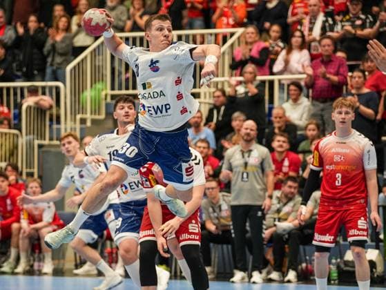 Marco Mengon 1 VFL Potsdam, 30 in jump shot on goal TuSEM Essen vs 1 VfL Potsdam, Handball, 2 Bundesliga, Matchday 11, Season 2025 2026, 15 11 2025 TuSEM Essen vs 1 VfL Potsdam, Handball, 2 Bundesliga, Matchday 11, Season 2025 2026, 15 11 2025 Essen Copyright: xEibner-Pressefoto DamianxKruczynx EP_DKI
