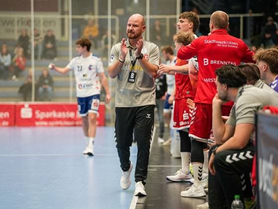 Daniel Haase TuSEM Essen, Coach is satisfied in the 1st half TuSEM Essen vs 1 VfL Potsdam, Handball, 2 Bundesliga, Matchday 11, Season 2025 2026, 15 11 2025 TuSEM Essen vs 1 VfL Potsdam, Handball, 2 Bundesliga, Matchday 11, Season 2025 2026, 15 11 2025 Essen Copyright: xEibner-Pressefoto DamianxKruczynx EP_DKI