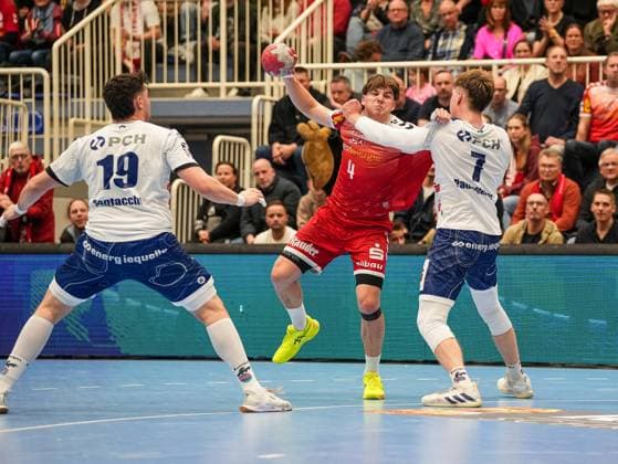 Felix Goettler TuSEM Essen, 04 in a duel against Nicolas Paulnsteiner 1 VFL Potsdam, 07 and Gabriele Sontacchi 1 VFL Potsdam, 19 TuSEM Essen vs 1 VfL Potsdam, Handball, 2 Bundesliga, Matchday 11, Season 2025 2026, 15 11 2025 TuSEM Essen vs 1 VfL Potsdam, Handball, 2 Bundesliga, Matchday 11, Season 2025 2026, 15 11 2025 Essen Copyright: xEibner-Pressefoto DamianxKruczynx EP_DKI