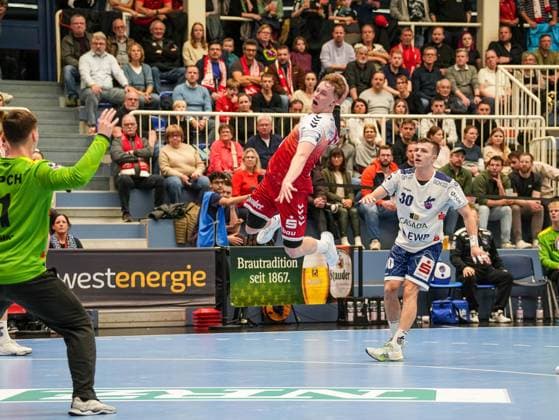 Felix Mart TuSEM Essen, 03 in jump shot on goal against Frederik Hoeler 1 VFL Potsdam, 01 TuSEM Essen vs 1 VfL Potsdam, Handball, 2 Bundesliga, Matchday 11, Season 2025 2026, 15 11 2025 TuSEM Essen vs 1 VfL Potsdam, Handball, 2 Bundesliga, Matchday 11, Season 2025 2026, 15 11 2025 Essen Copyright: xEibner-Pressefoto DamianxKruczynx EP_DKI
