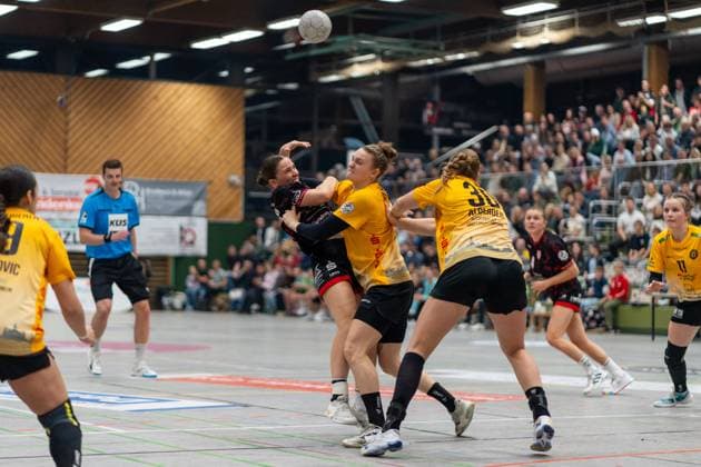 Lisa Fuchs TG Nuertingen, 24 and Lea Griesser HC Roedertal, 48 , TG Nuertingen vs HC Roedertal, Handball, 2 Bundesliga Women, 09 Matchday, Season 2025 2026, 15 11 2025, TG Nuertingen vs HC Roedertal, Handball, 2 Bundesliga Women, 09 Matchday, Season 2025 2026, 15 11 2025 Nuertingen Copyright: xEibner-Pressefoto MaxxVogelx EP_MVL