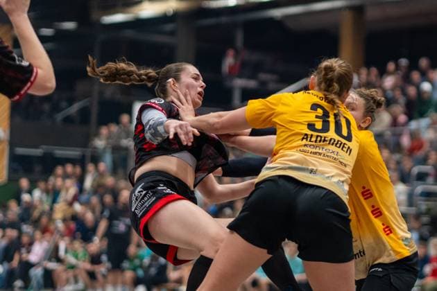 Michelle Schaefer TG Nuertingen, 17 and Rozemarijn Alderden HC Roedertal, 30 , TG Nuertingen vs HC Roedertal, Handball, 2 Bundesliga Women, 09 Matchday, Season 2025 2026, 15 11 2025, TG Nuertingen vs HC Roedertal, Handball, 2 Bundesliga Women, 09 Matchday, Season 2025 2026, 15 11 2025 Nuertingen Copyright: xEibner-Pressefoto MaxxVogelx EP_MVL