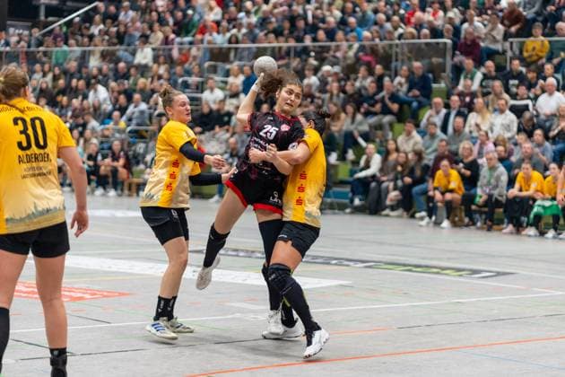 Annika Distel TG Nuertingen, 25 and Mor Shaul HC Roedertal, 03 , TG Nuertingen vs HC Roedertal, Handball, 2 Bundesliga Women, 09 Matchday, Season 2025 2026, 15 11 2025, TG Nuertingen vs HC Roedertal, Handball, 2 Bundesliga Women, 09 Matchday, Season 2025 2026, 15 11 2025 Nuertingen Copyright: xEibner-Pressefoto MaxxVogelx EP_MVL