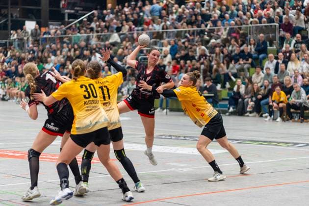 Lisa Fuchs TG Nuertingen, 24 and Lea Griesser HC Roedertal, 48 , TG Nuertingen vs HC Roedertal, Handball, 2 Bundesliga Women, 09 Matchday, Season 2025 2026, 15 11 2025, TG Nuertingen vs HC Roedertal, Handball, 2 Bundesliga Women, 09 Matchday, Season 2025 2026, 15 11 2025 Nuertingen Copyright: xEibner-Pressefoto MaxxVogelx EP_MVL