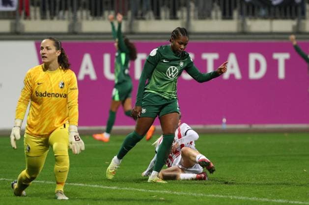VfL vs Freiburg, DFB Pokal Women Wolfsburg, 15 11 2025, FOOTBALL VfL Wolfsburg vs SC Freiburg, DFB Pokal Women, round of 16, season 2024 25 Lineth Beerensteyn VfL Wolfsburg celebrates after her goal for 1 0, goalkeeper Laura Benkarth SC Freiburg Wolfsburg