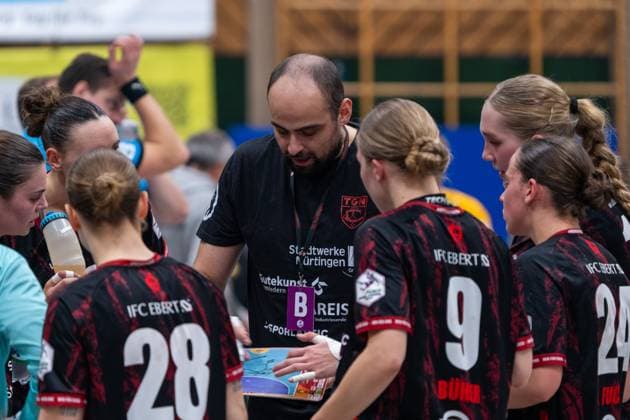 Manel Cirac TG Nuertingen, Head Coach , TG Nuertingen vs HC Roedertal, Handball, 2 Bundesliga Women, 09 Matchday, Season 2025 2026, 15 11 2025, TG Nuertingen vs HC Roedertal, Handball, 2 Bundesliga Women, 09 Matchday, Season 2025 2026, 15 11 2025 Nuertingen Copyright: xEibner-Pressefoto MaxxVogelx EP_MVL