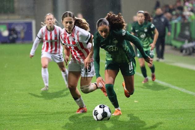VfL vs Freiburg, DFB Pokal Women Wolfsburg, 15 11 2025, FOOTBALL VfL Wolfsburg vs SC Freiburg, DFB Pokal Women, Round of 16, Season 2024 25 Nia Szenk SC Freiburg , Kessya Bussy VfL Wolfsburg Wolfsburg