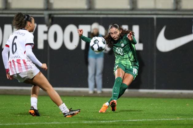 VfL vs Freiburg, DFB Pokal Women Wolfsburg, 15 11 2025, FOOTBALL VfL Wolfsburg vs SC Freiburg, DFB Pokal Women, Round of 16, Season 2024 25 Nicole Ojukwu SC Freiburg , Kessya Bussy VfL Wolfsburg Wolfsburg