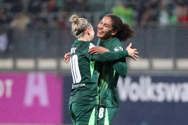 VfL vs Freiburg, DFB Pokal Women Wolfsburg, 15 11 2025, FUßBALL VfL Wolfsburg vs SC Freiburg, DFB Pokal Women, Round of 16, Season 2024 25 Cora Zicai VfL Wolfsburg cheers with Svenja Huth VfL Wolfsburg after her goal for 3 0 Wolfsburg