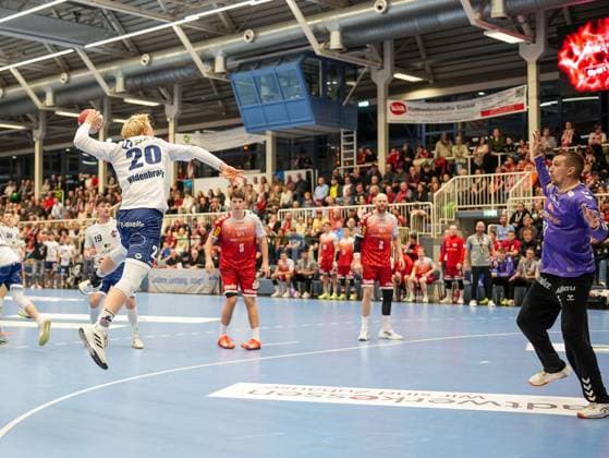 Tim Hildenbrand 1 VFL Potsdam, 20 in jump shot against Dominik Plaue TuSEM Essen, 87 TuSEM Essen vs 1 VfL Potsdam, Handball, 2 Bundesliga, Matchday 11, Season 2025 2026, 15 11 2025 TuSEM Essen vs 1 VfL Potsdam, Handball, 2 Bundesliga, Matchday 11, Season 2025 2026, 15 11 2025 Essen Copyright: xEibner-Pressefoto DamianxKruczynx EP_DKI