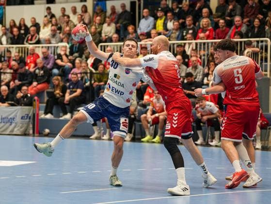 Marco Mengon 1 VFL Potsdam, 30 vs Alexander Becker TuSEM Essen, 02 in duel TuSEM Essen vs 1 VfL Potsdam, Handball, 2 Bundesliga, Matchday 11, Season 2025 2026, 15 11 2025 TuSEM Essen vs 1 VfL Potsdam, Handball, 2 Bundesliga, Matchday 11, Season 2025 2026, 15 11 2025 Essen Copyright: xEibner-Pressefoto DamianxKruczynx EP_DKI