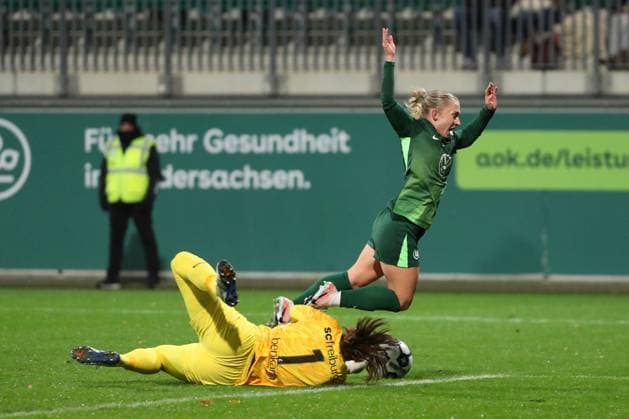VfL vs Freiburg, DFB Pokal Women Wolfsburg, 15 11 2025, FUßBALL VfL Wolfsburg vs SC Freiburg, DFB Pokal Women, Round of 16, Season 2024 25 Goalkeeper Laura Benkarth SC Freiburg , Thea Bjelde VfL Wolfsburg Wolfsburg