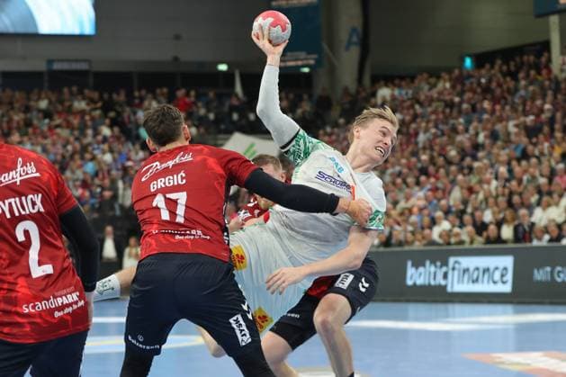 15 11 2025, xgox, Handball, Daikin HBL, SG Flensburg Handewitt SC Magdeburg v l Marko Grgic Flensburg, 17 , Gisli Thorgeir Kristjansson Magdeburg, 10 duel, duel, fight, tackle throws goal, goal scorer, scores goal, scores the goal Flensburg