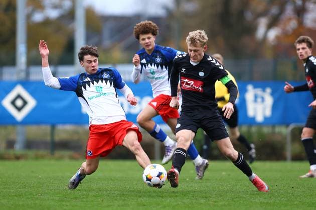 18 Liam Akyildiz Hamburger SV U19 , 8 Martin Becher Esbjerg fB U19 Football I Juniors I Friendly match I Season 2025 2026 I Hamburger SV U19 Esbjerg fB U19 I 15 11 2025 I Paul Hauenschild Sportanlage
