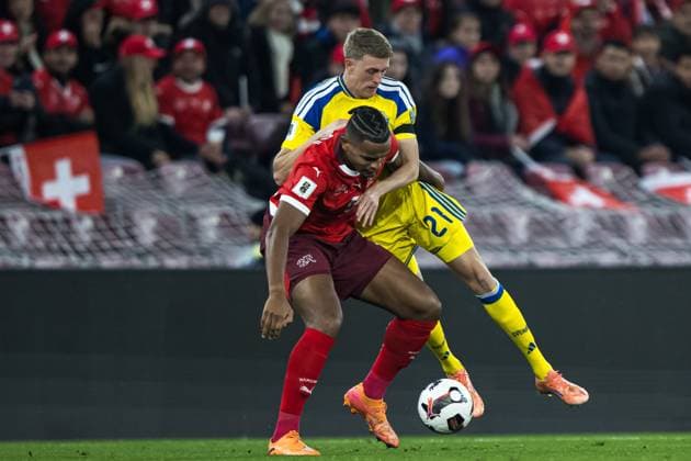 251115 Manuel Akanji of Switzerland and Alexander Bernhardsson of Sweden during the FIFA World Cup Qualifier football match between Switzerland and Sweden on November 15, 2025 in Geneva Photo Joel Marklund BILDBYRAN kod JM JM0751 bbeng fotboll football soccer fotball vm kval fifa world cup qualifier schweiz switzerland sverige sverige a swedenbbauto sverige sweden  Copyright: JOELxMARKLUND BB251115JM024