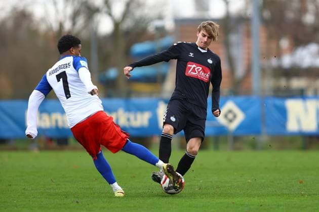 7 Jan Luca Bugaj Hamburger SV U19 , 18 Gustav Tranbjerg Esbjerg fB U19 Football I Juniors I Friendly match I Season 2025 2026 I Hamburger SV U19 Esbjerg fB U19 I 15 11 2025 I Paul Hauenschild Sportanlage