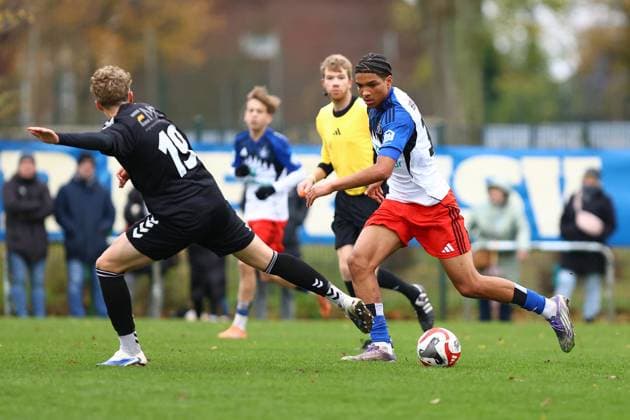15 Jahnoa Hensel Hamburger SV U19 , 19 Jonas Bennedsgaard Esbjerg fB U19 Football I Juniors I Friendly match I Season 2025 2026 I Hamburger SV U19 Esbjerg fB U19 I 15 11 2025 I Paul Hauenschild Sportanlage