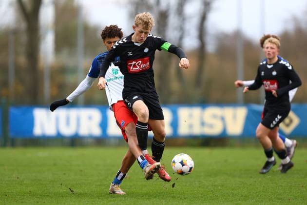 19 Jason Bissi Mouelle Hamburger SV U19 , 8 Martin Becher Esbjerg fB U19 Football I Juniors I Friendly match I Season 2025 2026 I Hamburger SV U19 Esbjerg fB U19 I 15 11 2025 I Paul Hauenschild Sportanlage