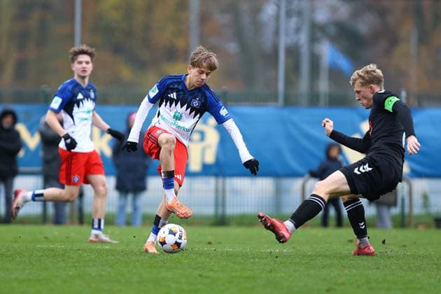 10 Jonas Finn Hartig Hamburger SV U19 , 8 Martin Becher Esbjerg fB U19 Football I Juniors I Friendly match I Season 2025 2026 I Hamburger SV U19 Esbjerg fB U19 I 15 11 2025 I Paul Hauenschild Sportanlage