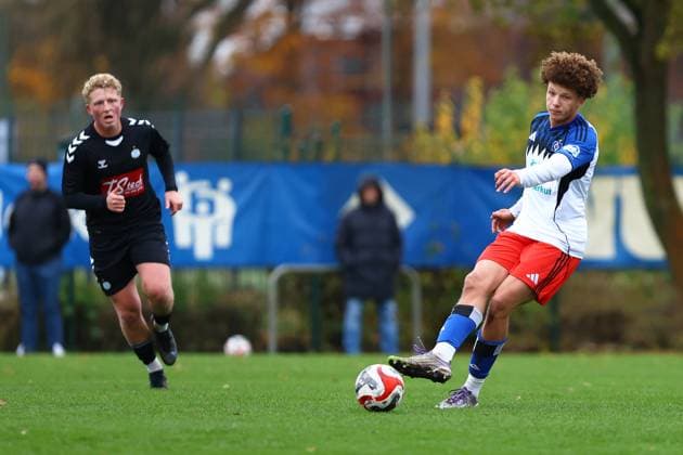 4 Noah Adekunle Hamburger SV U19 Football I Juniors I Friendly match I Season 2025 2026 I Hamburger SV U19 Esbjerg fB U19 I 15 11 2025 I Paul Hauenschild Sportanlage