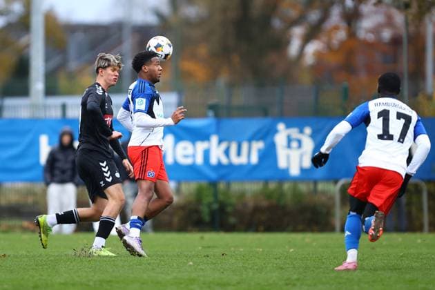 7 Jan Luca Bugaj Hamburger SV U19 , Michael Foren Esbjerg fB U19 Football I Juniors I Friendly match I Season 2025 2026 I Hamburger SV U19 Esbjerg fB U19 I 15 11 2025 I Paul Hauenschild Sportanlage
