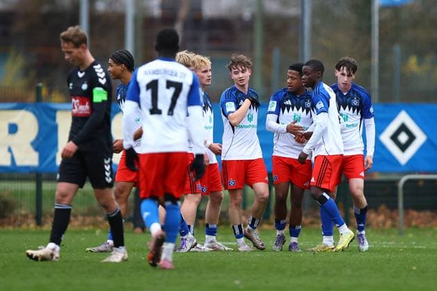 7 Jan Luca Bugaj Hamburger SV U19 celebrates his goal for 1 0 with his team-mates Football I Juniors I Friendly match I Season 2025 2026 I Hamburger SV U19 Esbjerg fB U19 I 15 11 2025 I Paul Hauenschild Sportanlage