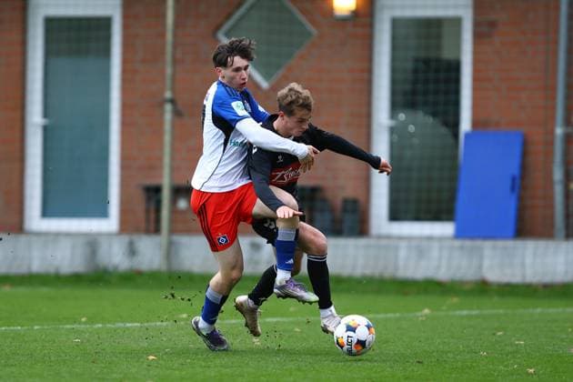 27 Henrik Bomers Hamburger SV U19 , 2 Mads Svane Esbjerg fB U19 Football I Juniors I Friendly match I Season 2025 2026 I Hamburger SV U19 Esbjerg fB U19 I 15 11 2025 I Paul Hauenschild Sportanlage