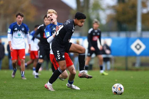 21 William Brüggemann Hamburger SV U19 , Isak Flauno Esbjerg fB U19 Football I Juniors I Friendly match I Season 2025 2026 I Hamburger SV U19 Esbjerg fB U19 I 15 11 2025 I Paul Hauenschild Sportanlage