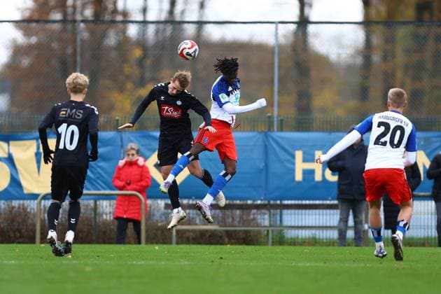 21 Louis Borges Malu Hamburger SV U19 , 2 Mads Svane Esbjerg fB U19 Football I Juniors I Friendly match I Season 2025 2026 I Hamburger SV U19 Esbjerg fB U19 I 15 11 2025 I Paul Hauenschild Sportanlage
