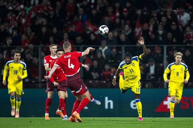 251115 Yasin Ayari , Anthony Elanga, and Daniel Svensson of Sweden against Nico Elvedi of Switzerland during the FIFA World Cup Qualifier football match between Switzerland and Sweden on November 15, 2025 in Geneva Photo Joel Marklund BILDBYRAN kod JM JM0751 bbeng fotboll football soccer fotball vm kval fifa world cup qualifier schweiz switzerland sverige sverige a swedenbbauto sweden  Copyright: JOELxMARKLUND BB251115JM027
