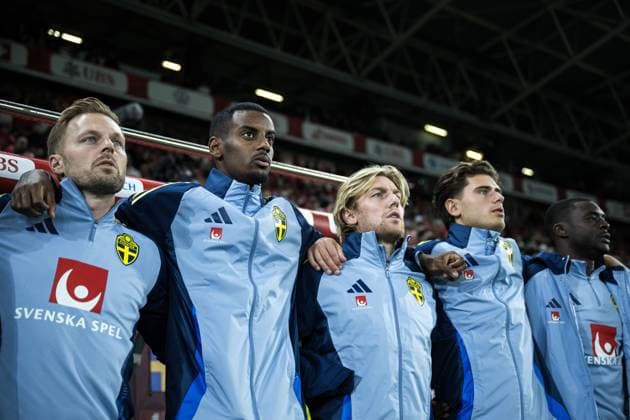 251115 Assistant coach Sebastian Larsson, Alexander Isak, Emil Forsberg, Besfort Zeneli, and Ken Sema of Sweden ahead of the FIFA World Cup Qualifier football match between Switzerland and Sweden on November 15, 2025 in Geneva Photo Joel Marklund BILDBYRAN kod JM JM0751 bbeng fotboll football soccer fotball vm kval fifa world cup qualifier schweiz switzerland sverige sverige a swedenbbauto sweden  Copyright: JOELxMARKLUND BB251115JM033