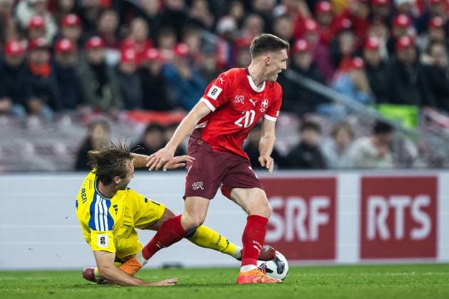 251115 Benjamin Nygren of Sweden and Michel Aebischer of Switzerland during the FIFA World Cup Qualifier football match between Switzerland and Sweden on November 15, 2025 in Geneva Photo Joel Marklund BILDBYRAN kod JM JM0751 bbeng fotboll football soccer fotball vm kval fifa world cup qualifier schweiz switzerland sverige sverige a swedenbbauto sweden  Copyright: JOELxMARKLUND BB251115JM039