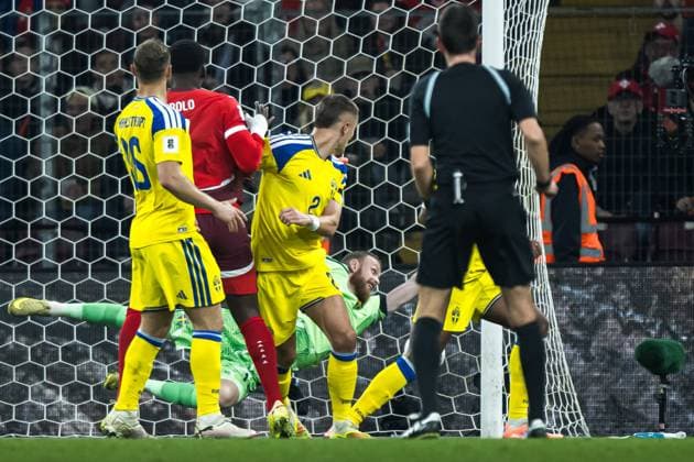 251115 Breel Embolo of Switzerland scores the 1 0 goal behind goalkeeper Viktor Johansson of Switzerland during the FIFA World Cup Qualifier football match between Switzerland and Sweden on November 15, 2025 in Geneva Photo Joel Marklund BILDBYRAN kod JM JM0751 bbeng fotboll football soccer fotball vm kval fifa world cup qualifier schweiz switzerland sverige sverige a swedenbbauto sweden  Copyright: JOELxMARKLUND BB251115JM050