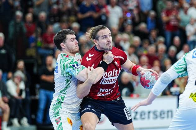 Elvar Oern Jonsson SC Magdeburg, 19 , Kent Robin Toennesssen SG Flensburg Handewitt, 23 GER, SG Flensburg Handewitt vs SC Magdeburg, Handball, Bundesliga, Matchday 12, Season 2026 2026, 15 11 2025 GER, SG Flensburg Handewitt vs SC Magdeburg, Handball, Bundesliga, Matchday 12, Season 2026 2026, 15 11 2025 Flensburg Copyright: xEibner-Pressefoto MarcelxvonxFehrnx EP_MFN