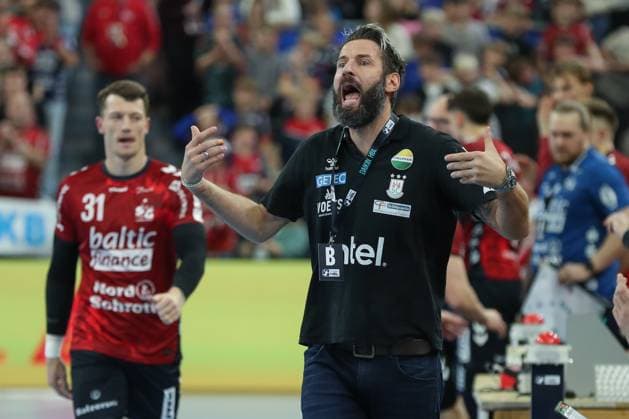 15 11 2025, xgox, Handball, Daikin HBL, SG Flensburg Handewitt SC Magdeburg v l Bennet Wiegert Magdeburg, coach gives instructions, gestures with arms, gesticulates, gives instructions Flensburg