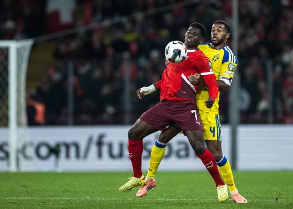 251115 Breel Embolo of Switzerland and Isak Hien of Sweden during the FIFA World Cup Qualifier football match between Switzerland and Sweden on November 15, 2025 in Geneva Photo Joel Marklund BILDBYRAN kod JM JM0751 bbeng, fotboll, football, soccer, fotball, vm kval, fifa world c  Copyright: JOELxMARKLUND BB251115JM056