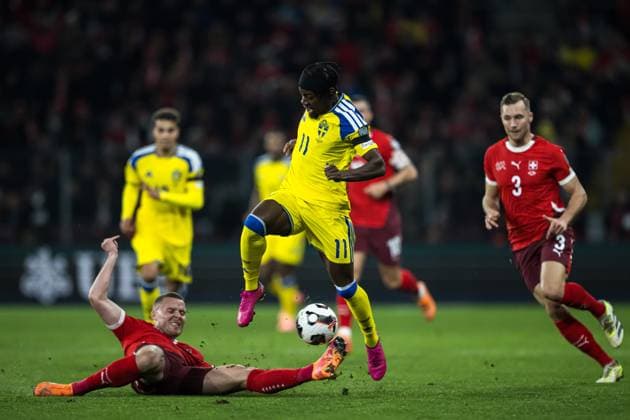 251115 Nico Elvedi of Switzerland and Anthony Elanga of Sweden during the FIFA World Cup Qualifier football match between Switzerland and Sweden on November 15, 2025 in Geneva Photo Joel Marklund BILDBYRAN kod JM JM0751 bbeng fotboll football soccer fotball vm kval fifa world cup qualifier schweiz switzerland sverige sverige a swedenbbauto sverige sweden  Copyright: JOELxMARKLUND BB251115JM057