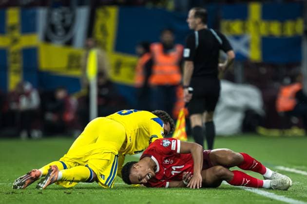 251115 Yasin Ayari of Sweden and Dan Ndoye of Switzerland during the FIFA World Cup Qualifier football match between Switzerland and Sweden on November 15, 2025 in Geneva Photo Joel Marklund BILDBYRAN kod JM JM0751 bbeng fotboll football soccer fotball vm kval fifa world cup qualifier schweiz switzerland sverige sverige a swedenbbauto sverige sweden  Copyright: JOELxMARKLUND BB251115JM060