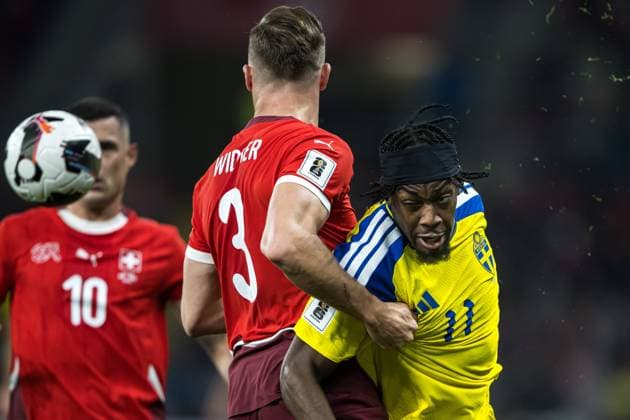 251115 Silvan Widmer of Switzerland and Anthony Elanga of Sweden during the FIFA World Cup Qualifier football match between Switzerland and Sweden on November 15, 2025 in Geneva Photo Joel Marklund BILDBYRAN kod JM JM0751 bbeng, fotboll, football, soccer, fotball, vm kval, fifa world c  Copyright: JOELxMARKLUND BB251115JM064