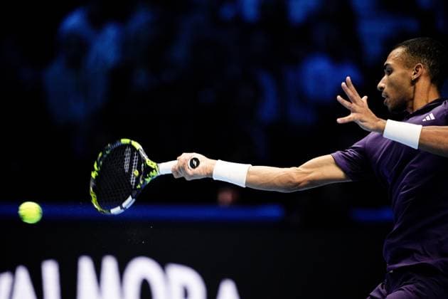 Canada s Felix Auger Aliassime returns the ball to Spain s Carlos Alcaraz during the singles semi-finals tennis match of the ATP, Tennis Herren World Tour Finals at the Inalpi Arena in Turin, Italy - Saturday, Nov. 15, 2025. -  Copyright: xMarcoxAlpozzi LaPressex