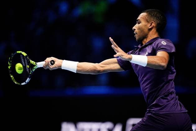 Canada s Felix Auger Aliassime returns the ball to Spain s Carlos Alcaraz during the singles semi-finals tennis match of the ATP, Tennis Herren World Tour Finals at the Inalpi Arena in Turin, Italy - Saturday, Nov. 15, 2025. -  Copyright: xMarcoxAlpozzi LaPressex
