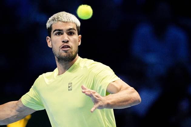Spain s Carlos Alcaraz returns the ball to Canada s Felix Auger Aliassime the singles semi-finals tennis match of the ATP, Tennis Herren World Tour Finals agains at the Inalpi Arena in Turin, Italy - Saturday, Nov. 15, 2025. -  Copyright: xMarcoxAlpozzi LaPressex