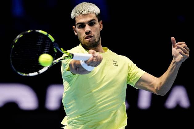Spain s Carlos Alcaraz returns the ball to Canada s Felix Auger Aliassime the singles semi-finals tennis match of the ATP, Tennis Herren World Tour Finals agains at the Inalpi Arena in Turin, Italy - Saturday, Nov. 15, 2025. -  Copyright: xMarcoxAlpozzi LaPressex
