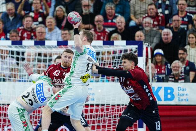 Magnus Saugstrup SC Magdeburg, 23 , Blaz Blagotinsek SG Flensburg Handewitt, 43 , Omar Ingi Magnusson SC Magdeburg, 14 , Marco Grgic SG Flensburg Handewitt, 17 GER, SG Flensburg Handewitt vs SC Magdeburg, Handball, Bundesliga, Matchday 12, Season 2026 2026, 15 11 2025 GER, SG Flensburg Handewitt vs SC Magdeburg, Handball, Bundesliga, Matchday 12, Season 2026 2026, 15 11 2025 Flensburg Copyright: xEibner-Pressefoto MarcelxvonxFehrnx EP_MFN