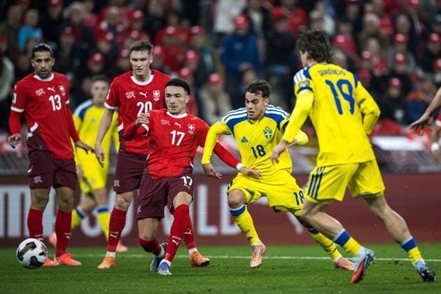 251115 Yasin Ayari and Mattias Svanberg of Sweden against Ruben Vargas of Switzerland during the FIFA World Cup Qualifier football match between Switzerland and Sweden on November 15, 2025 in Geneva Photo Joel Marklund BILDBYRAN kod JM JM0751 bbeng fotboll football soccer fotball vm kval fifa world cup qualifier schweiz switzerland sverige sverige a sweden  Copyright: JOELxMARKLUND BB251115JM067