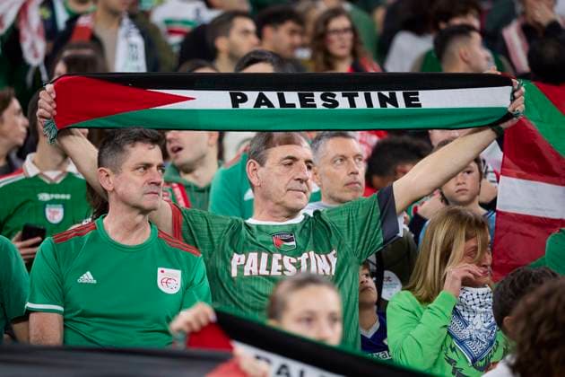 November 15, 2025, Bilbao, Vizcaya, SPAIN: Supporters reacts during the International Friendly, Länderspiel, Nationalmannschaft match between Basque Country and Palestine at San Mames on November 15, 2025, in Bilbao, Spain. Bilbao SPAIN - ZUMAa181 20251115_zaa_a181_090 Copyright: xRicardoxLarreinax