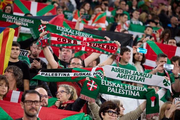 November 15, 2025, Bilbao, Vizcaya, SPAIN: Supporters reacts during the International Friendly, Länderspiel, Nationalmannschaft match between Basque Country and Palestine at San Mames on November 15, 2025, in Bilbao, Spain. Bilbao SPAIN - ZUMAa181 20251115_zaa_a181_092 Copyright: xRicardoxLarreinax