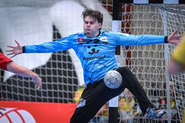 Germany, Handball, 2 Bundesliga, Matchday 11, 2025 2026, HSG Krefeld Niederrhein vs SG BBM Bietigheim, 15 11 2025, Glockenspitzhalle, Krefeld, Germany, Anel DurmiÄ‡ Anel Durmic HSG Krefeld Niederrhein, 72 while defending a shot on goal Copyright: xMarkusxVerwimpx